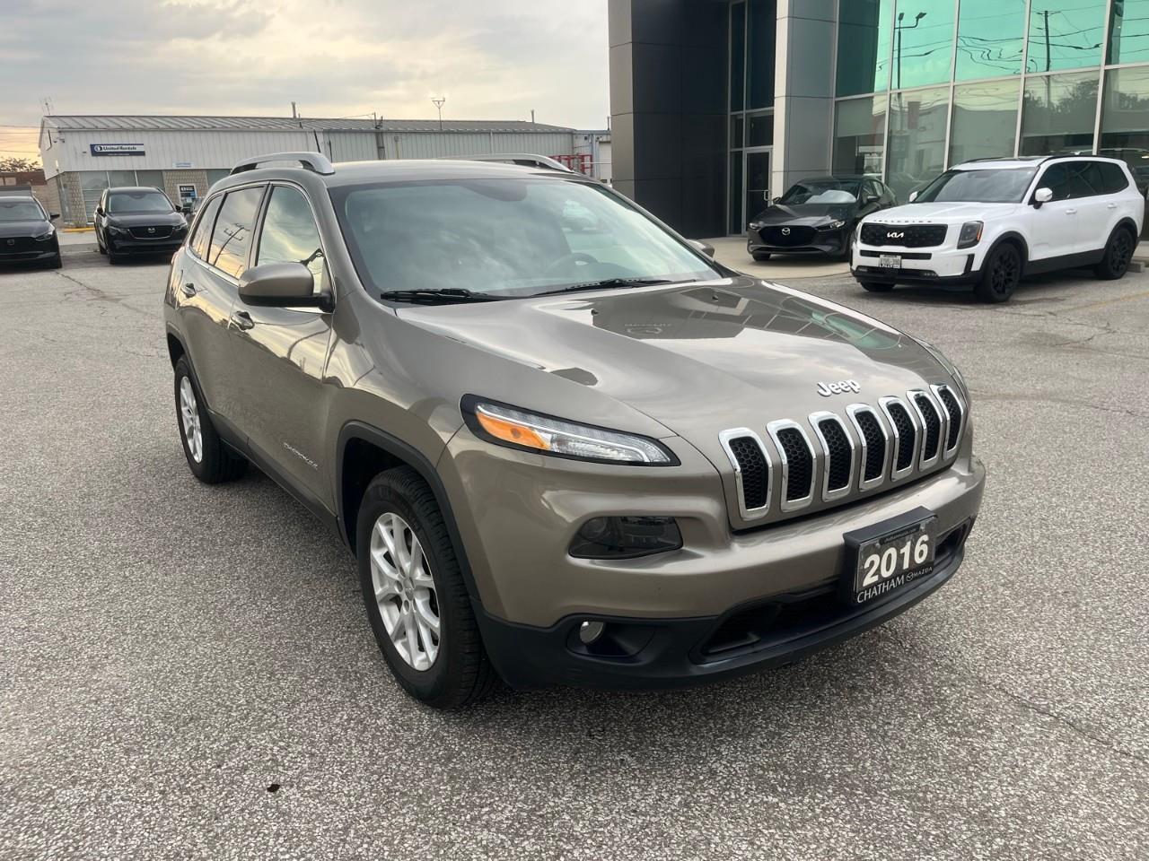 2016 Jeep Cherokee North Touchscreen Display | Low Kilometers | Remote Start Photo