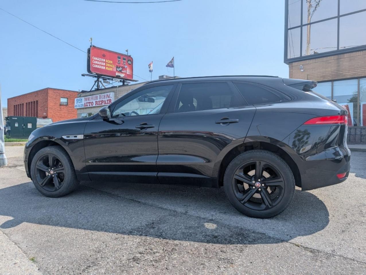 2017 Jaguar F-PACE 35T R-SPORT * NAVIGATION * SUNROOF *FULL SERVICE R - Photo #2
