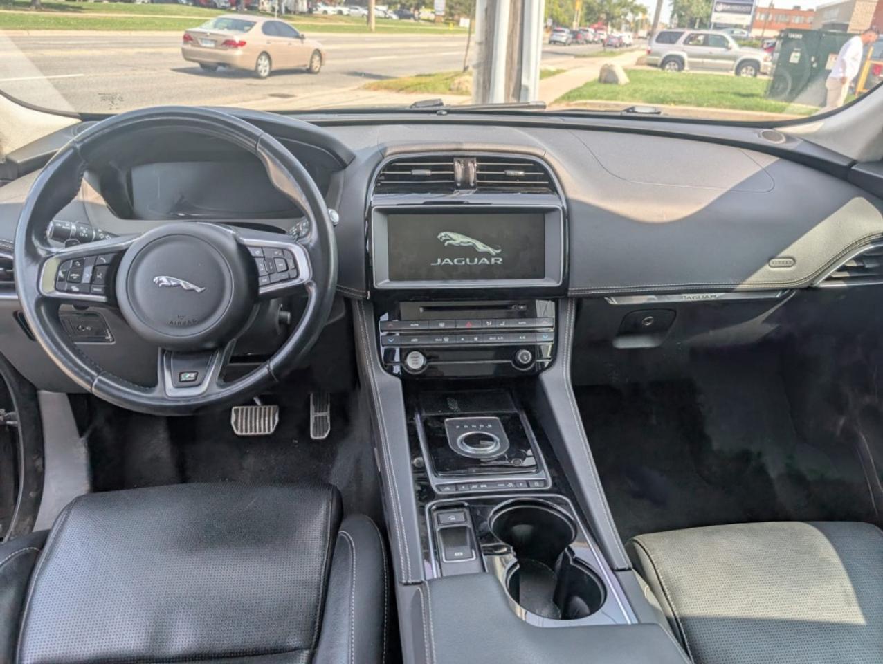 2017 Jaguar F-PACE 35T R-SPORT * NAVIGATION * SUNROOF *FULL SERVICE R - Photo #15
