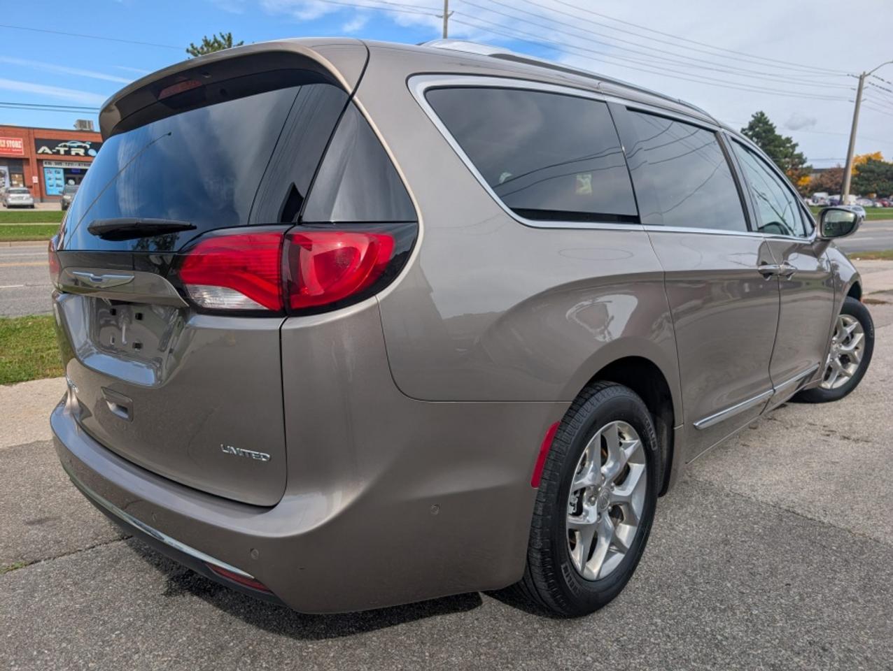 2018 Chrysler Pacifica LIMITED * SUNROOF * LEATHER * POWER DOORS Photo
