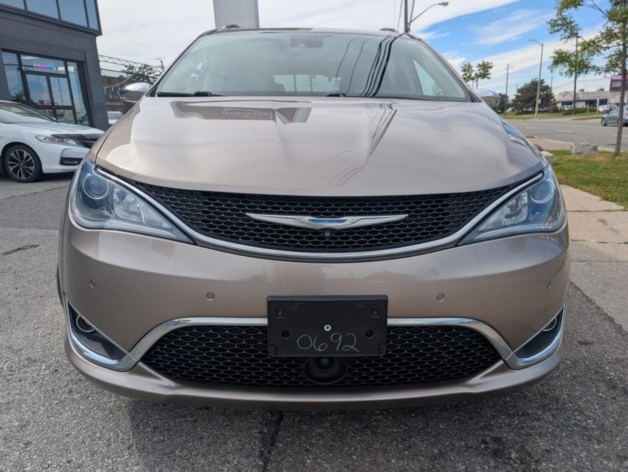 2018 Chrysler Pacifica LIMITED * SUNROOF * LEATHER * POWER DOORS Photo1