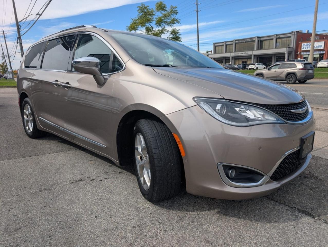 2018 Chrysler Pacifica LIMITED * SUNROOF * LEATHER * POWER DOORS Photo2