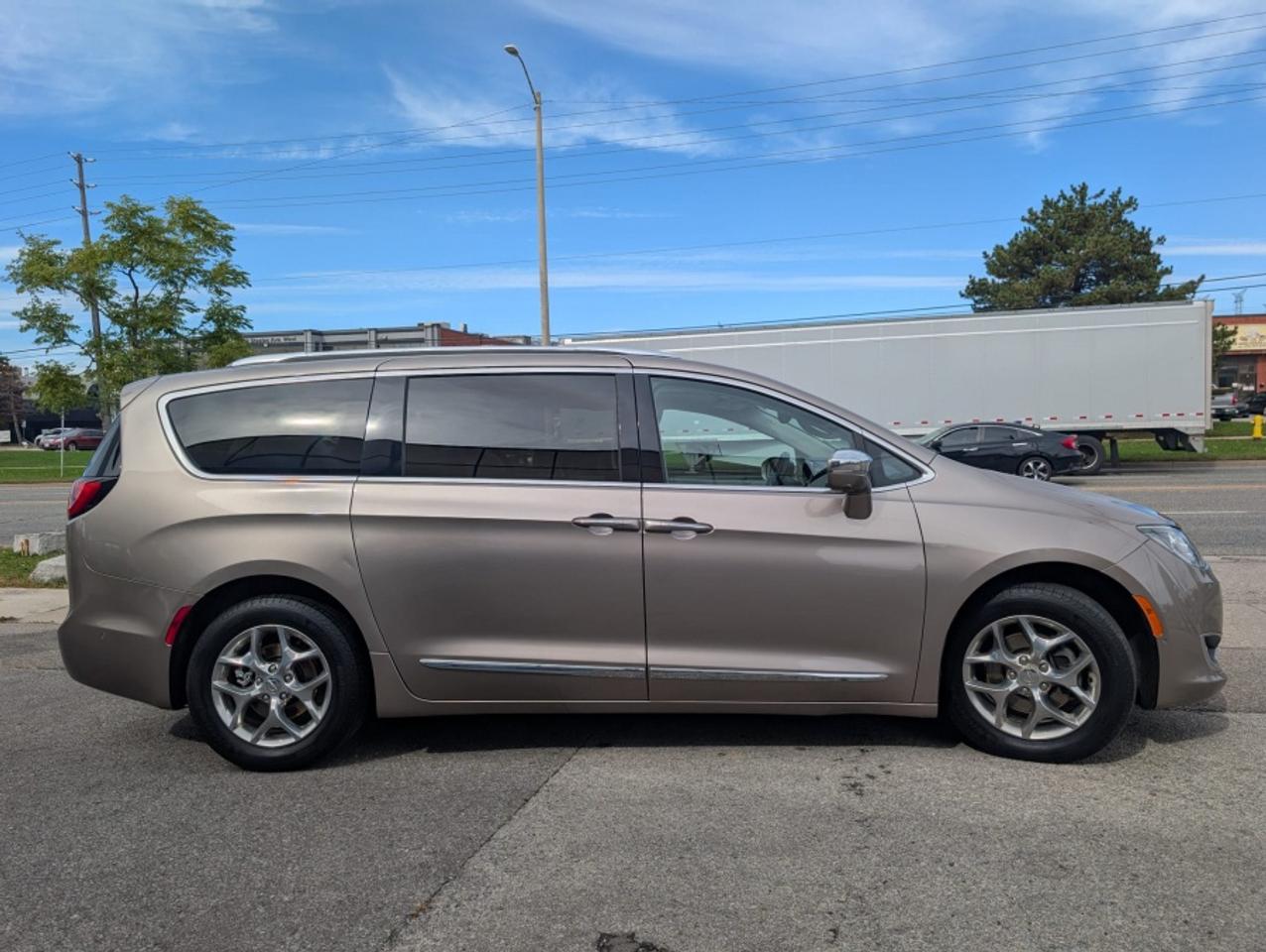 2018 Chrysler Pacifica LIMITED * SUNROOF * LEATHER * POWER DOORS Photo3