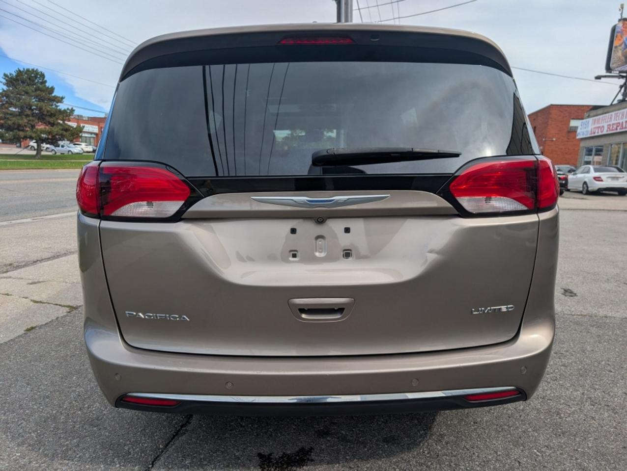 2018 Chrysler Pacifica LIMITED * SUNROOF * LEATHER * POWER DOORS - Photo #6