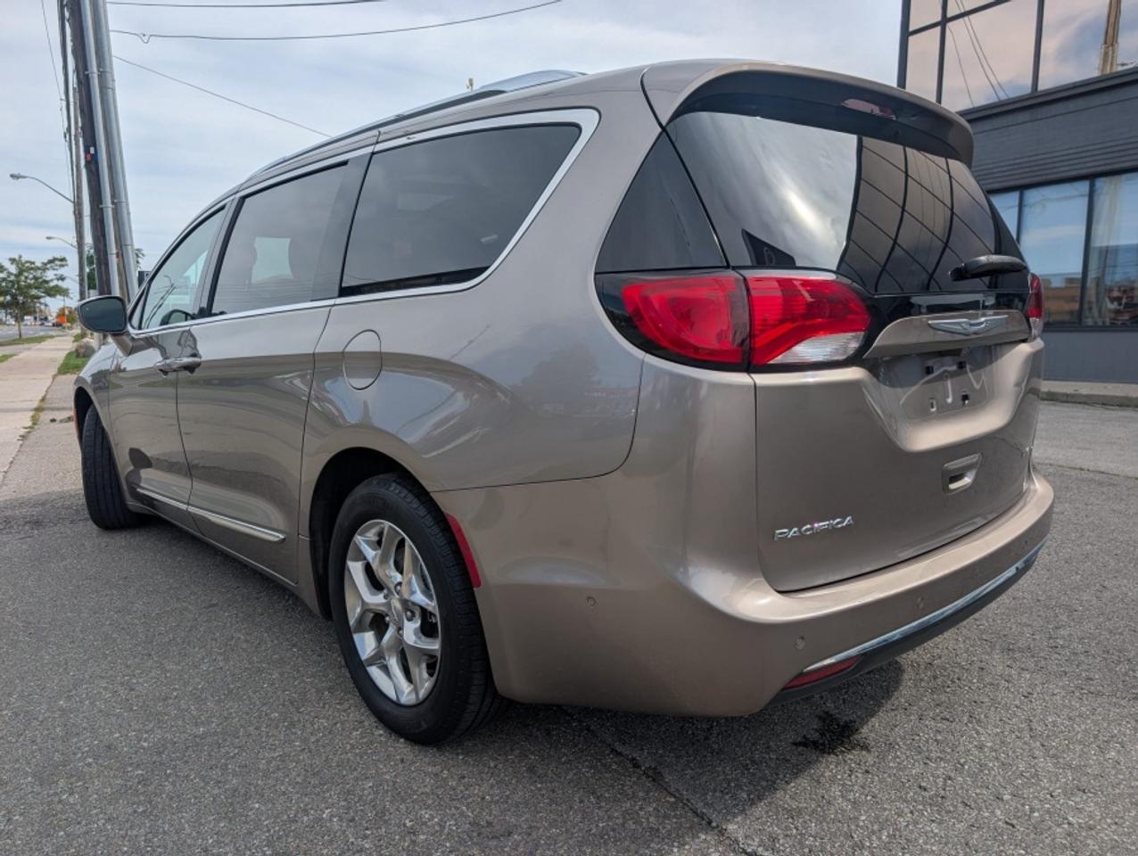 2018 Chrysler Pacifica LIMITED * SUNROOF * LEATHER * POWER DOORS - Photo #7