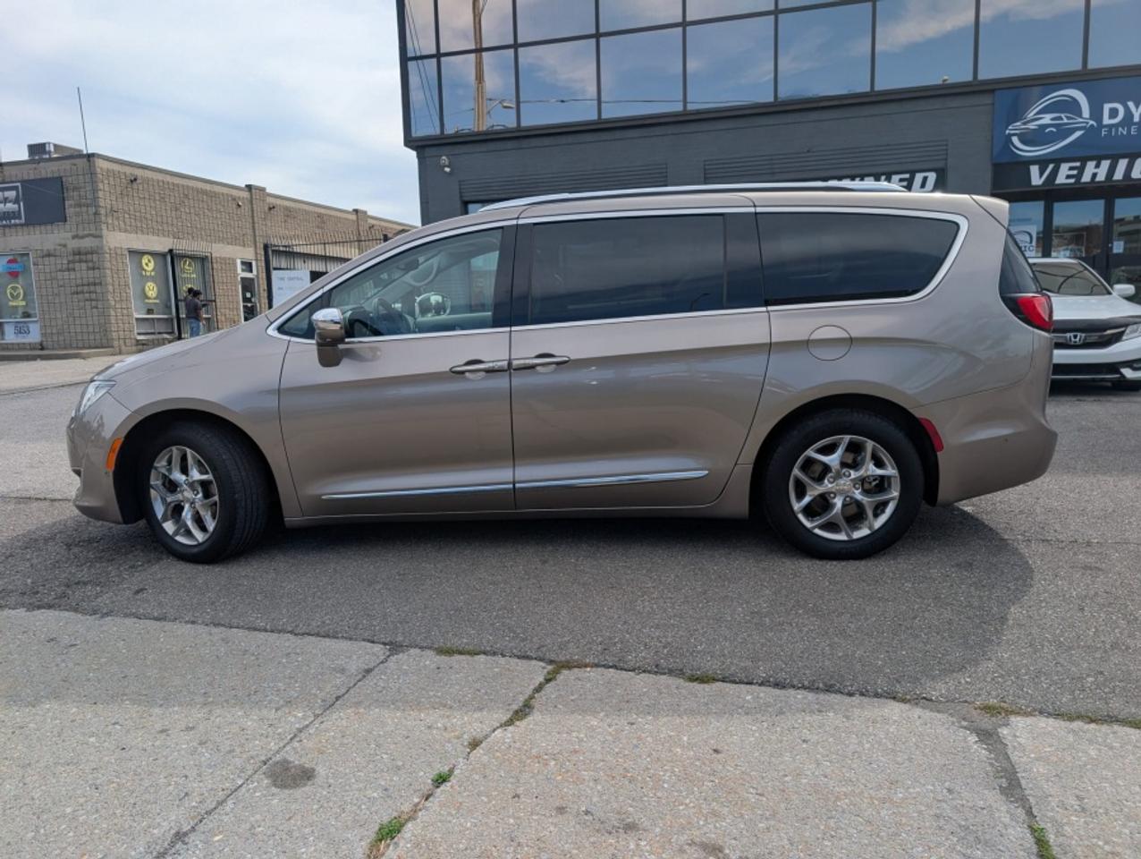 2018 Chrysler Pacifica LIMITED * SUNROOF * LEATHER * POWER DOORS - Photo #8