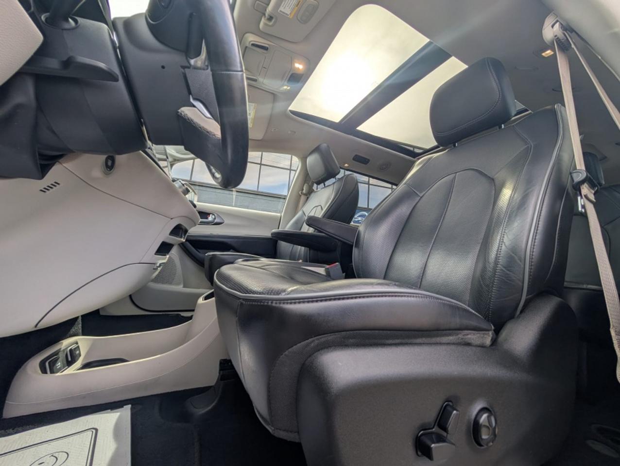 2018 Chrysler Pacifica LIMITED * SUNROOF * LEATHER * POWER DOORS - Photo #9