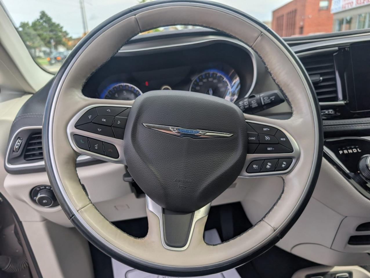 2018 Chrysler Pacifica LIMITED * SUNROOF * LEATHER * POWER DOORS Photo