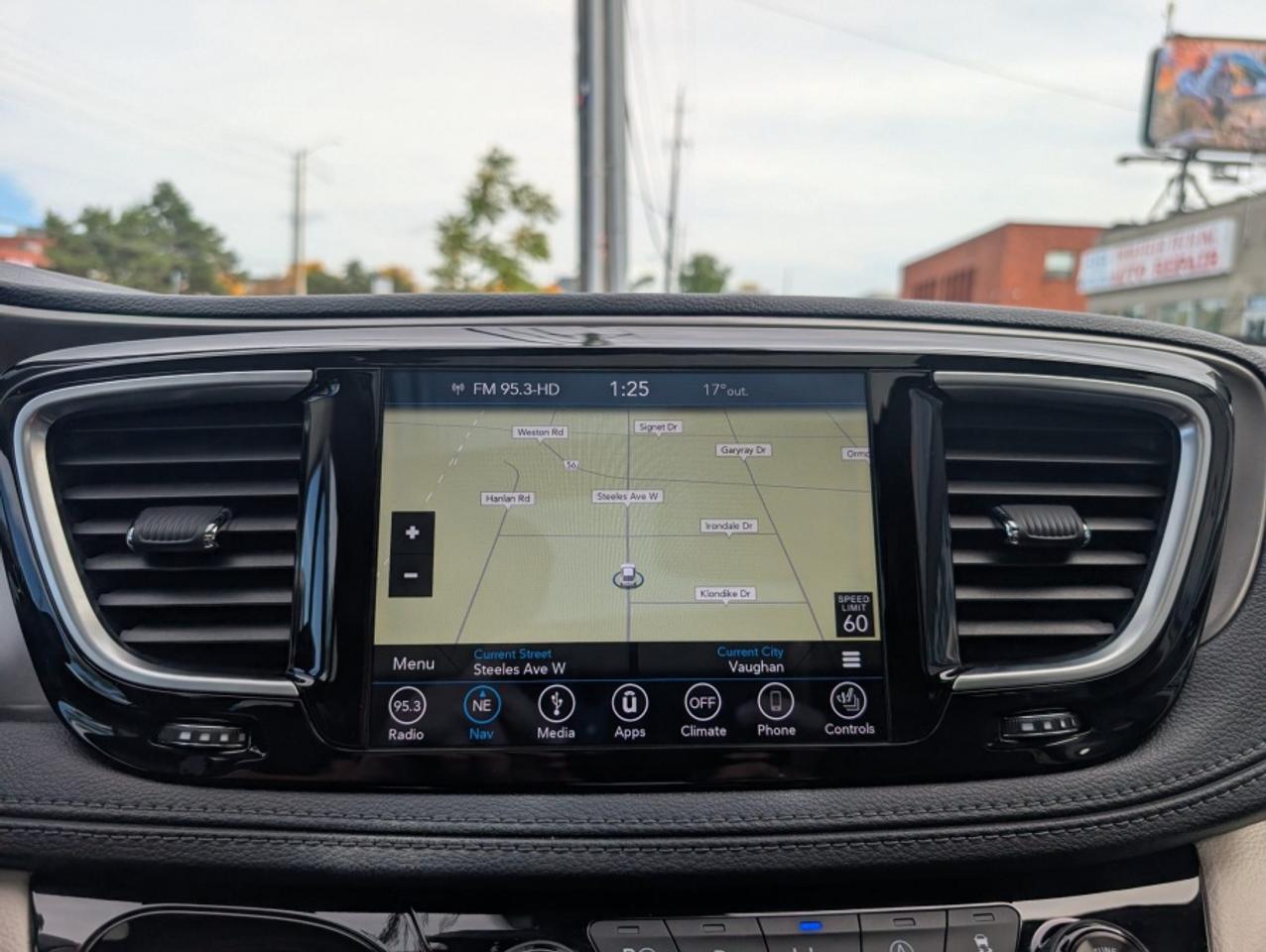 2018 Chrysler Pacifica LIMITED * SUNROOF * LEATHER * POWER DOORS Photo