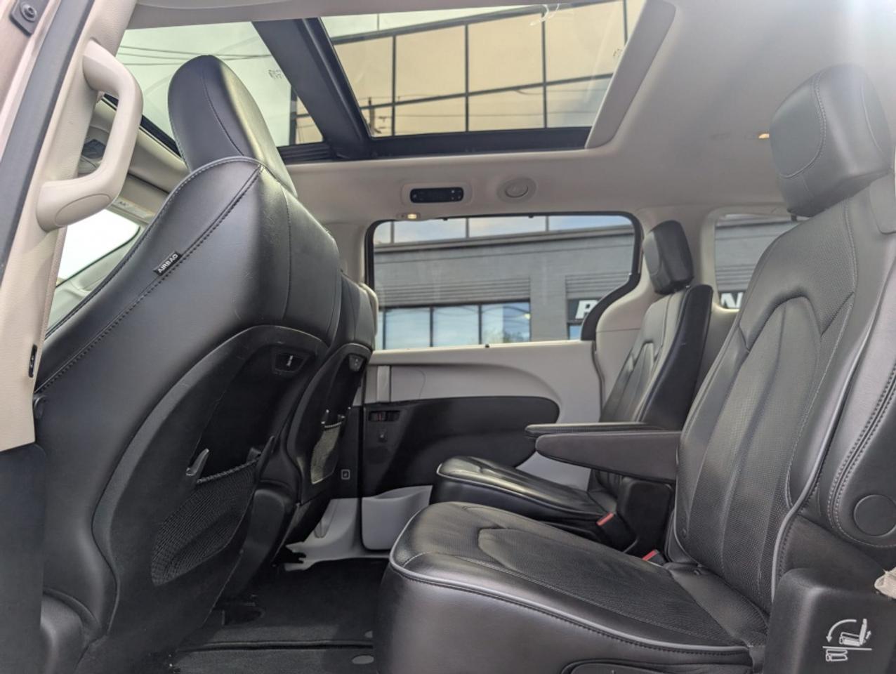 2018 Chrysler Pacifica LIMITED * SUNROOF * LEATHER * POWER DOORS - Photo #17