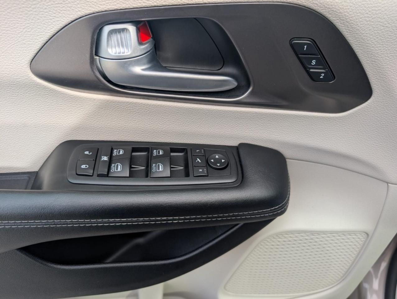 2018 Chrysler Pacifica LIMITED * SUNROOF * LEATHER * POWER DOORS Photo