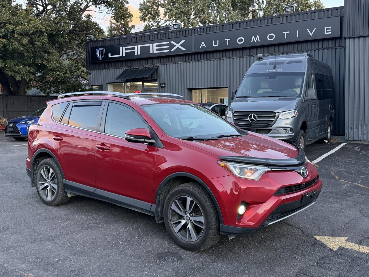 2016 Toyota RAV4 XLE Photo5