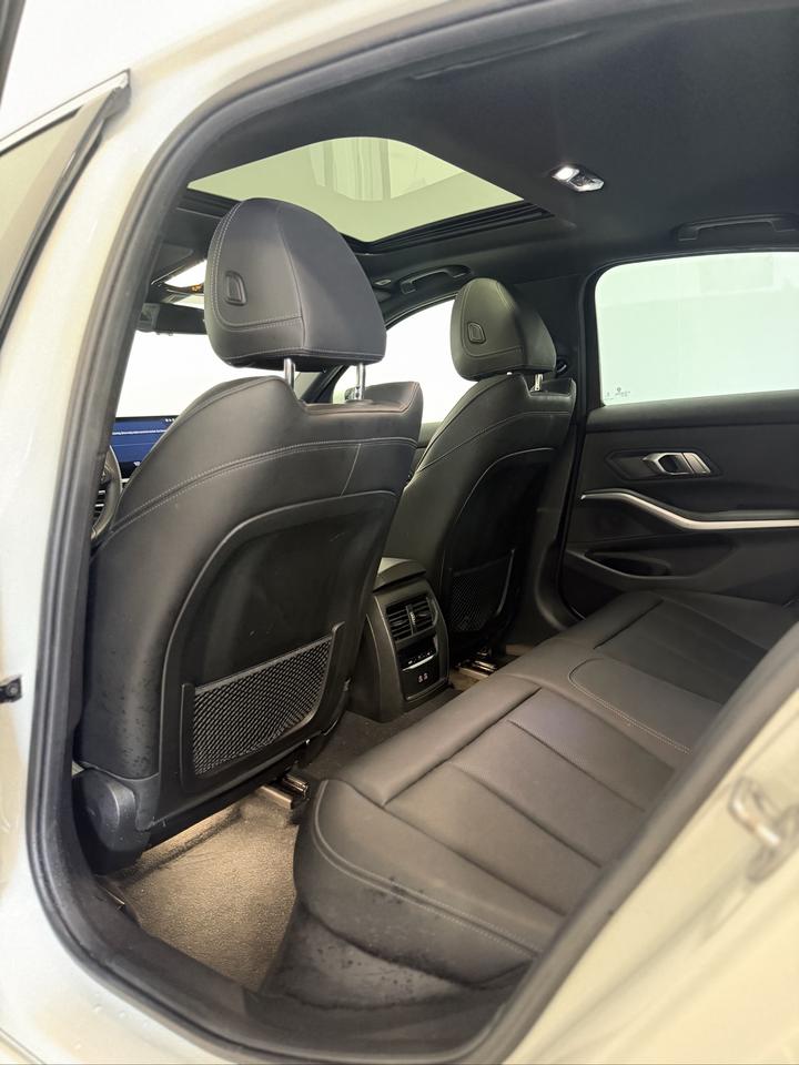 2023 BMW 3 Series 330i xDrive | WIRELESS CARPLAY | NAVI | LEATHER Photo