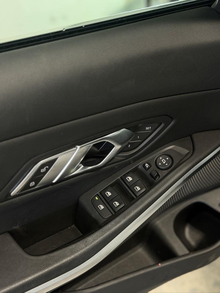 2023 BMW 3 Series 330i xDrive | WIRELESS CARPLAY | NAVI | LEATHER Photo