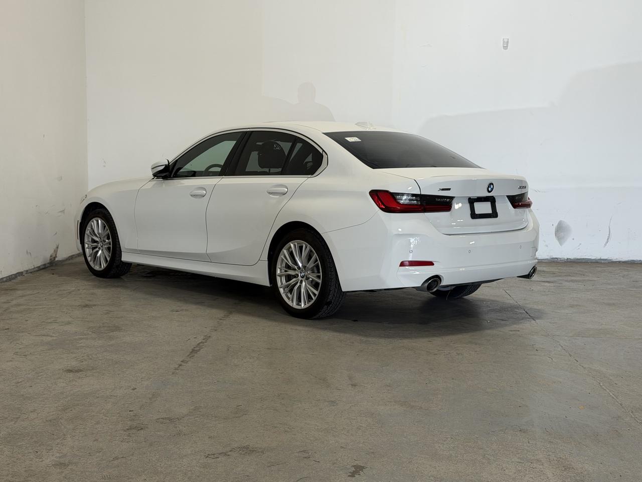 2023 BMW 3 Series 330i xDrive | WIRELESS CARPLAY | NAVI | LEATHER Photo