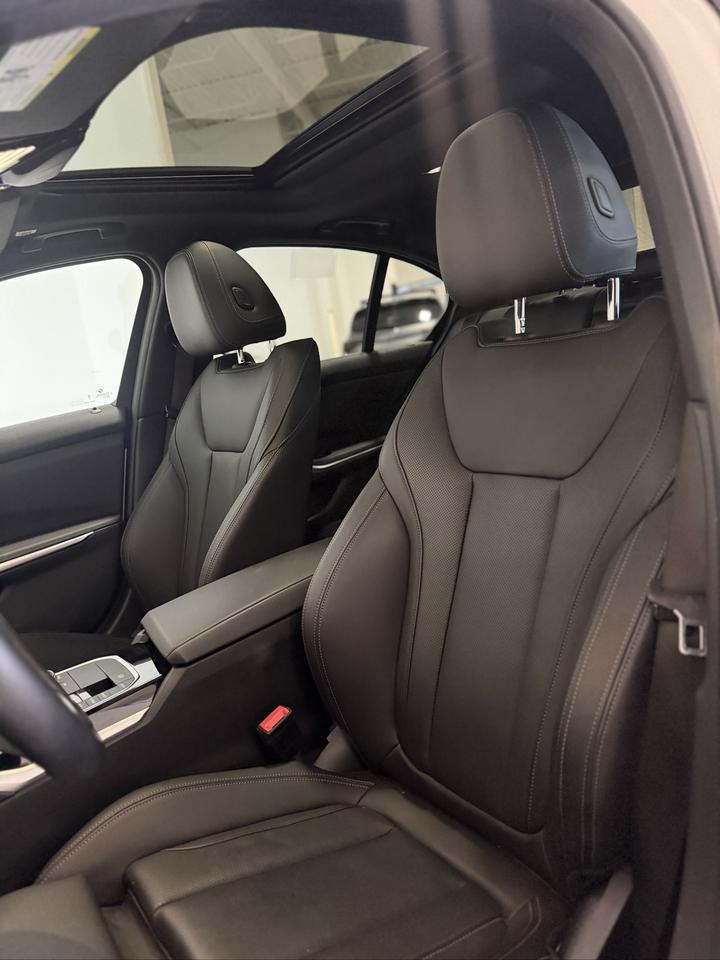 2023 BMW 3 Series 330i xDrive | WIRELESS CARPLAY | NAVI | LEATHER Photo