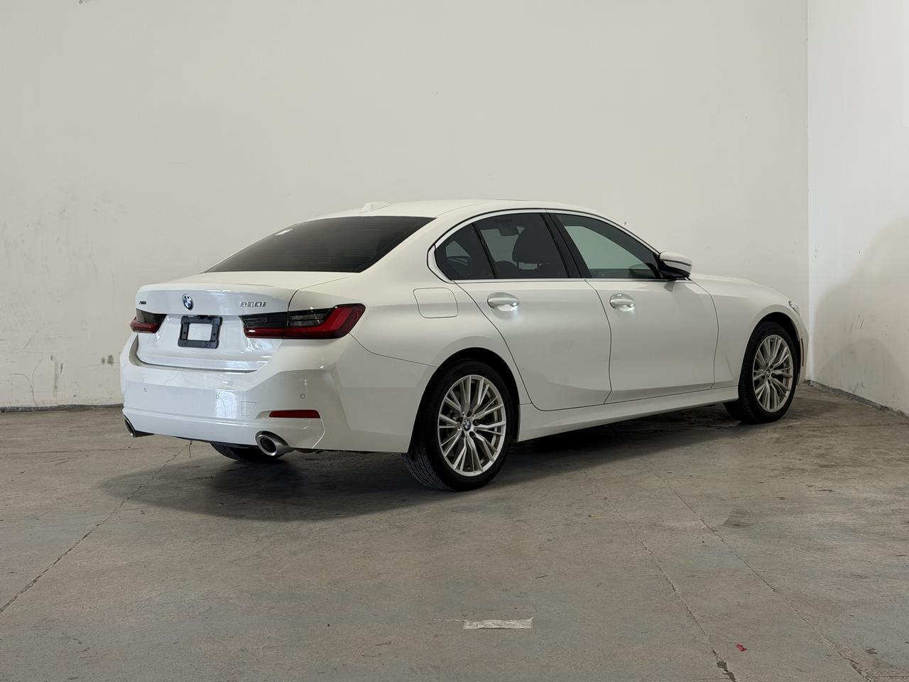 2023 BMW 3 Series 330i xDrive | WIRELESS CARPLAY | NAVI | LEATHER Photo3