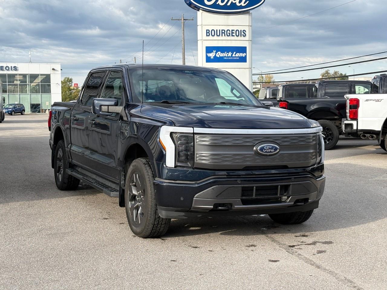 2022 Ford F-150 Lightning Lariat 4WD SuperCrew 5.5' Box Photo3