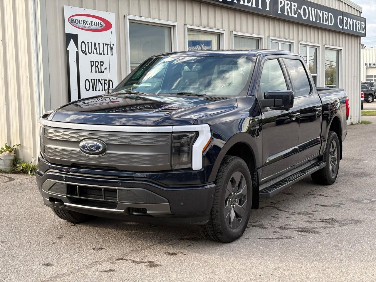 2022 Ford F-150 Lightning Lariat 4WD SuperCrew 5.5' Box Photo5