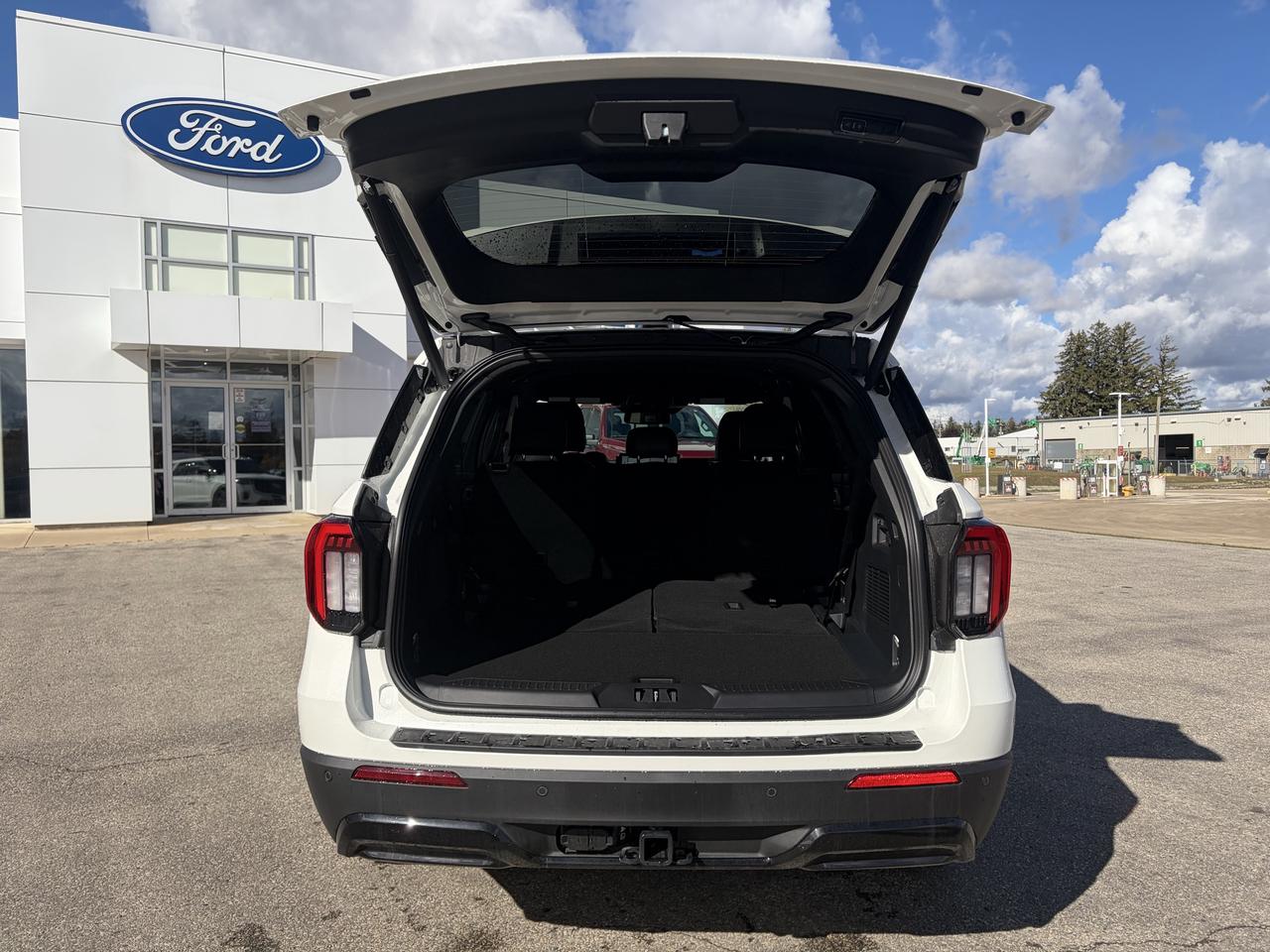 2027 Ford Explorer ST-Line 4WD Photo