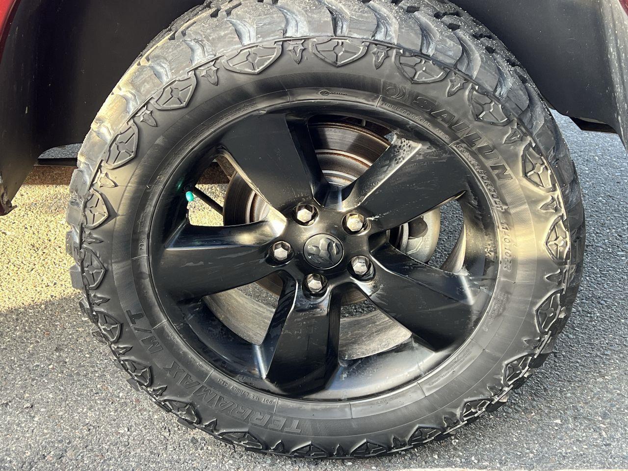 2019 RAM 1500 Classic ST 4x4, 6 PASSENGER, HEATED SEATS, REVERSE CAM, CRUISE CONTROL, BLUETOOTH!! Photo