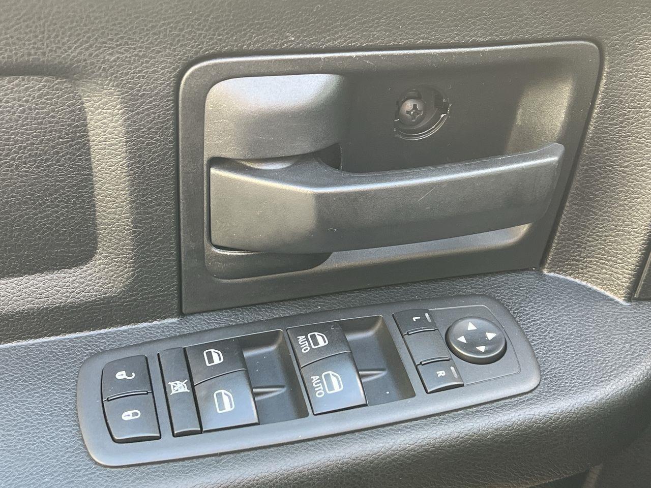 2019 RAM 1500 Classic ST 4x4, 6 PASSENGER, HEATED SEATS, REVERSE CAM, CRUISE CONTROL, BLUETOOTH!! Photo