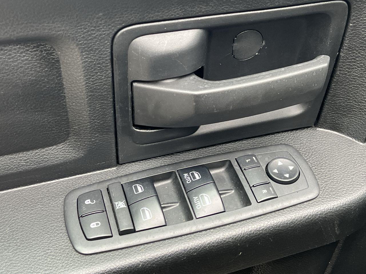 2022 RAM 1500 Classic Tradesman 4x4, 6 PASSENGER, CRUISE CONTROL, REVERSE CAM, BLUETOOTH!! Photo
