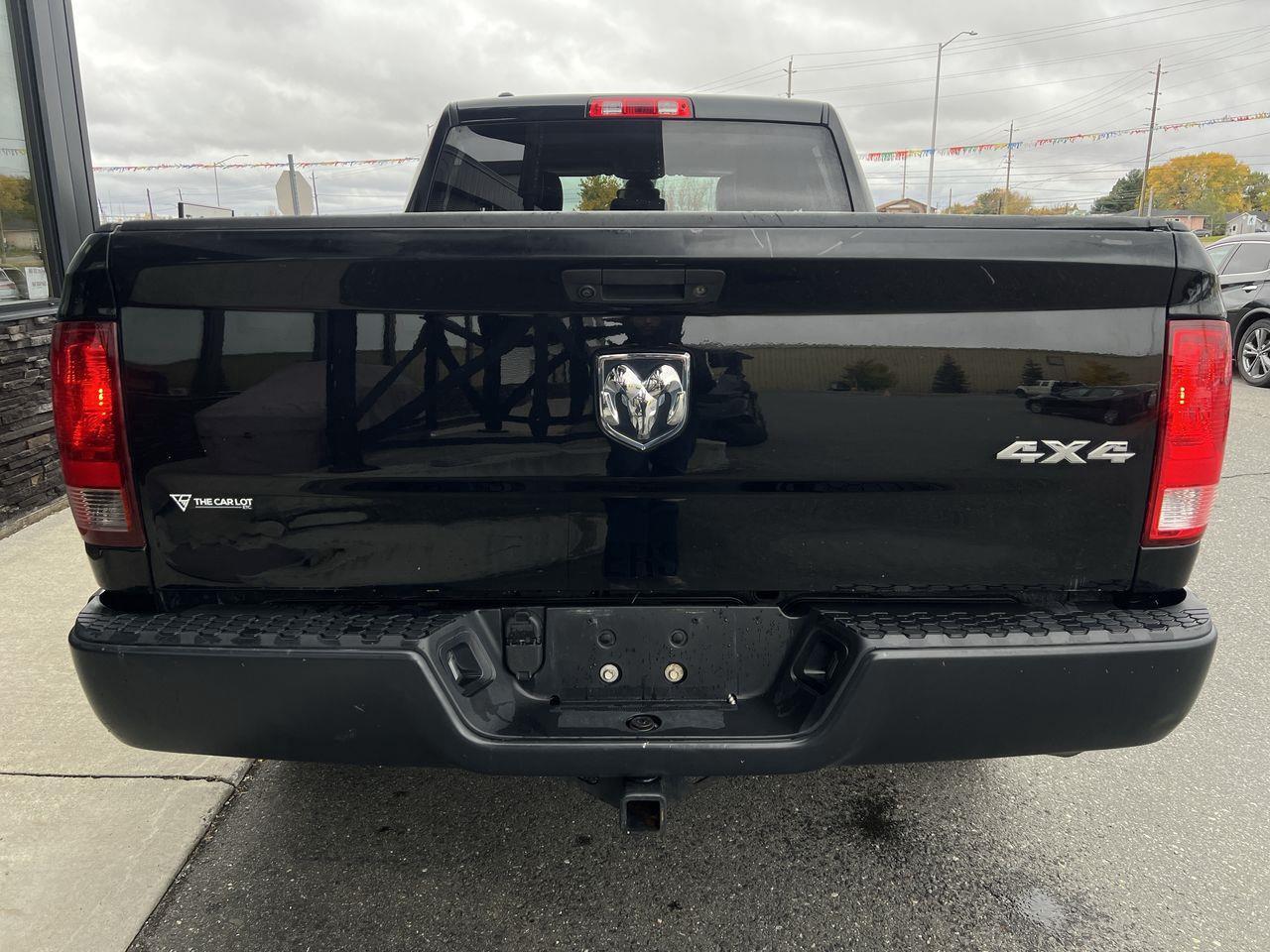 2022 RAM 1500 Classic Tradesman 4x4, 6 PASSENGER, CRUISE CONTROL, REVERSE CAM, BLUETOOTH!! Photo