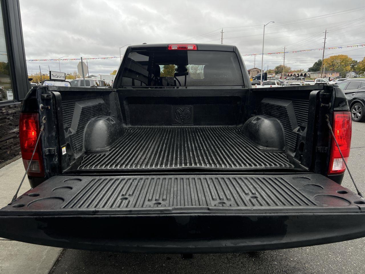 2022 RAM 1500 Classic Tradesman 4x4, 6 PASSENGER, CRUISE CONTROL, REVERSE CAM, BLUETOOTH!! Photo