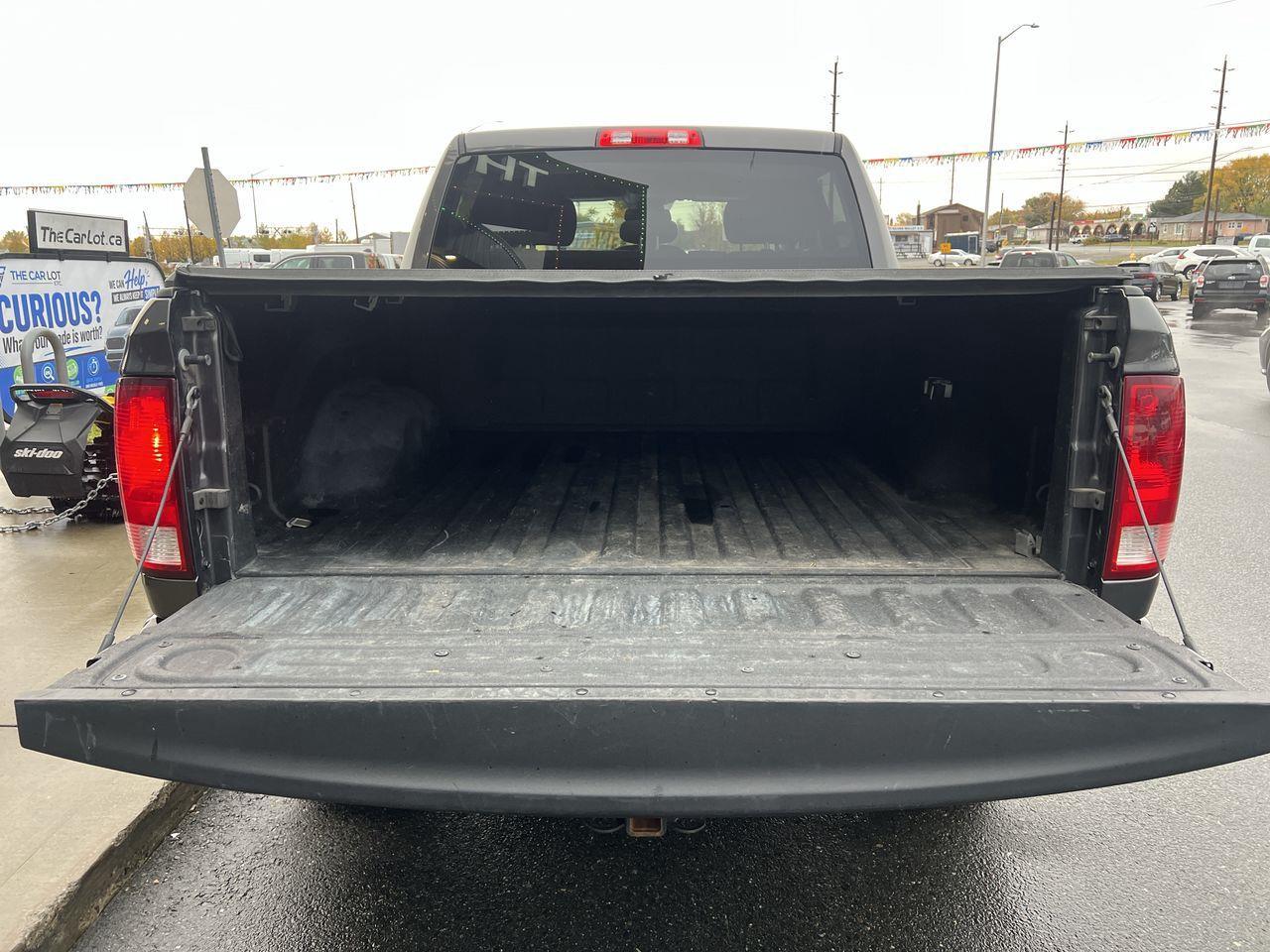 2021 RAM 1500 Classic Tradesman PREVIOUS DAILY RENTAL, 4x4, 6 PASSENGER, BLUETOOTH, CRUISE CONTROL, REVERSE CAM!! Photo