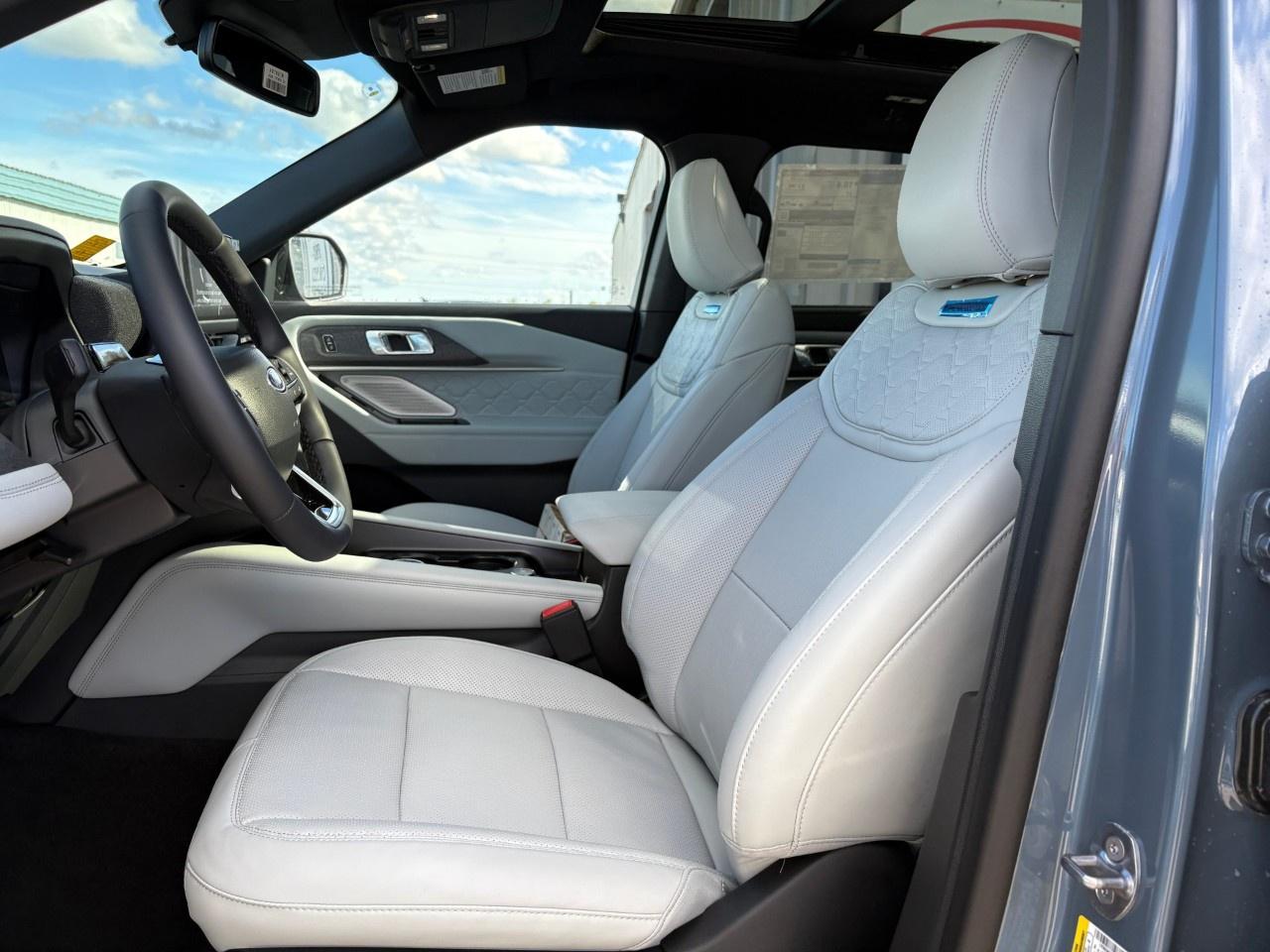 2027 Ford Explorer Platinum 4WD Photo