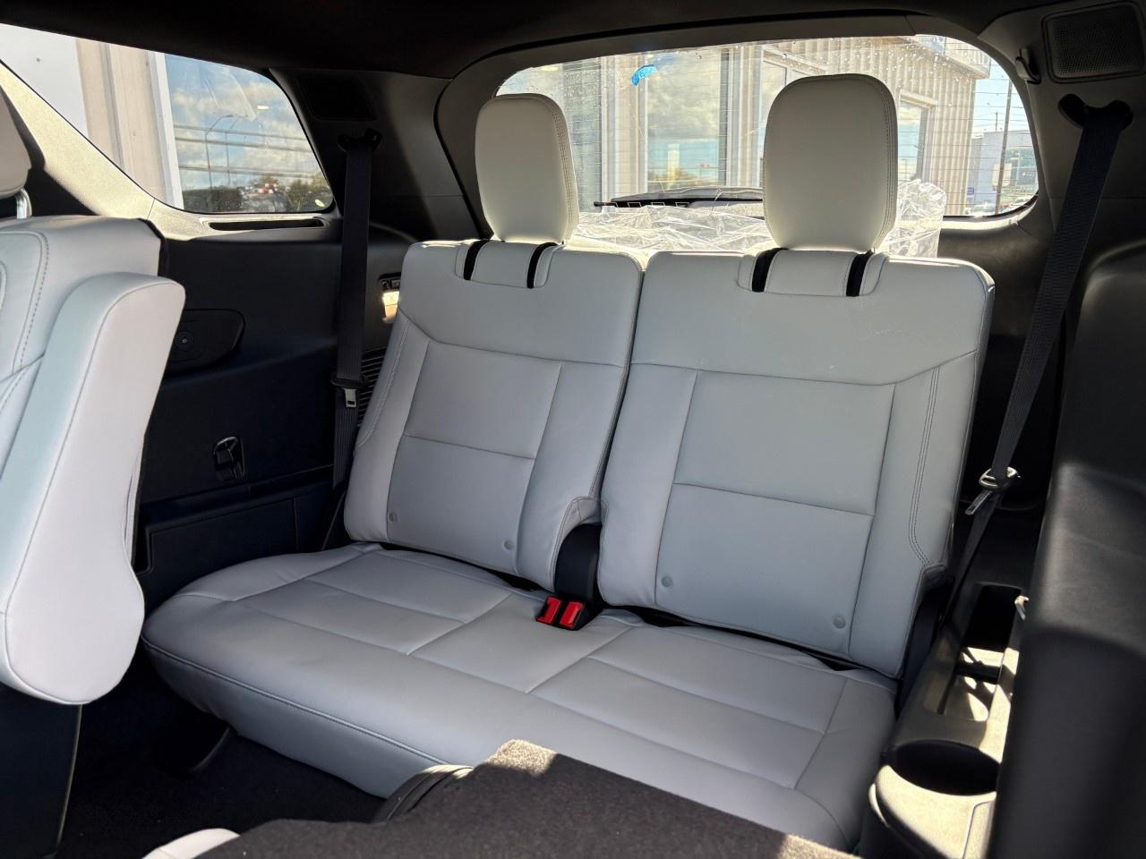 2027 Ford Explorer Platinum 4WD Photo