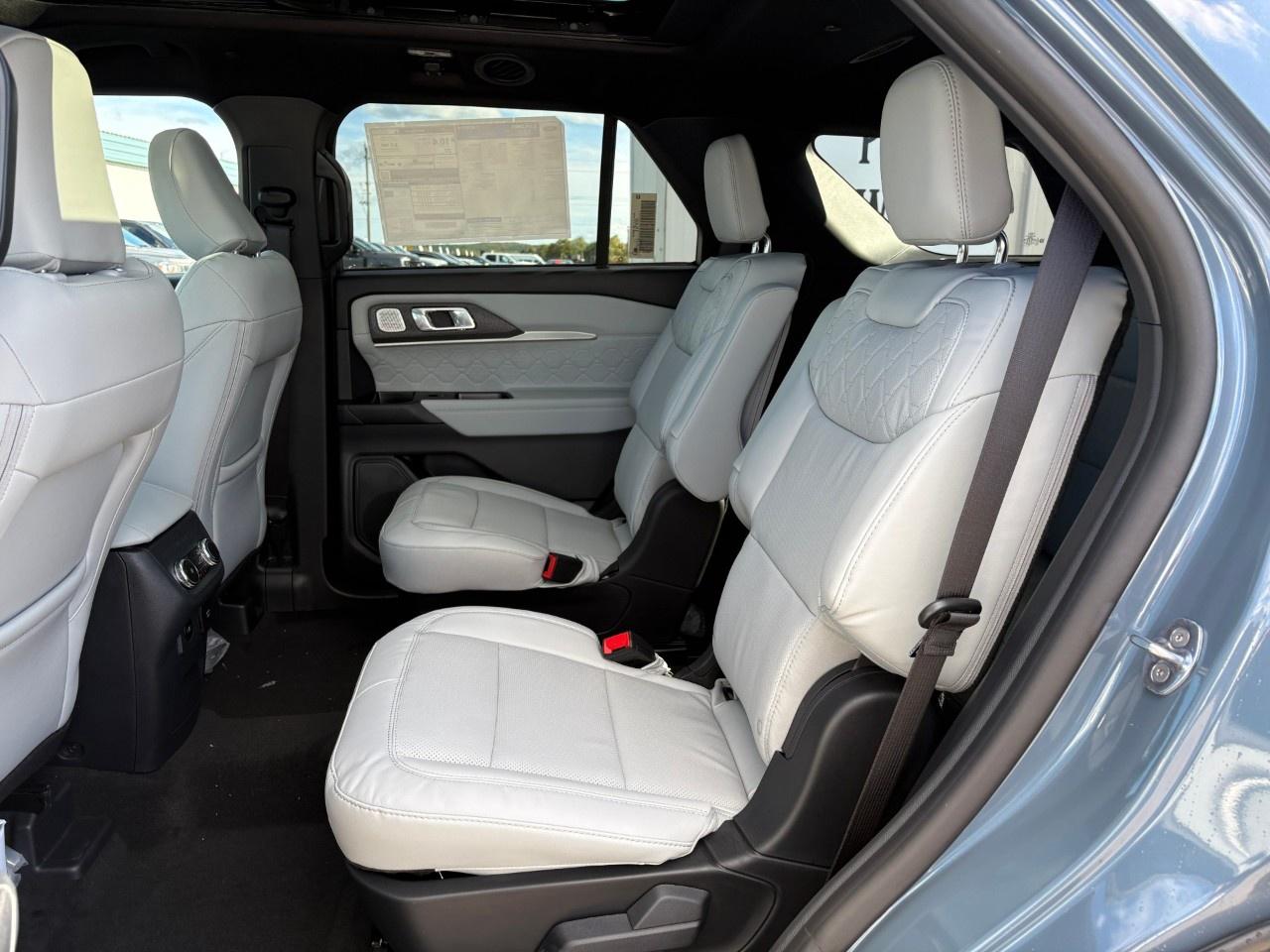 2027 Ford Explorer Platinum 4WD Photo