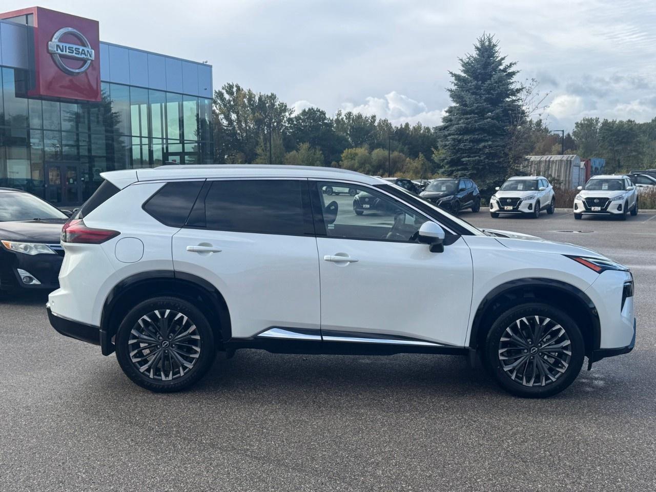 2026 Nissan Rogue AWD Platinum Photo2
