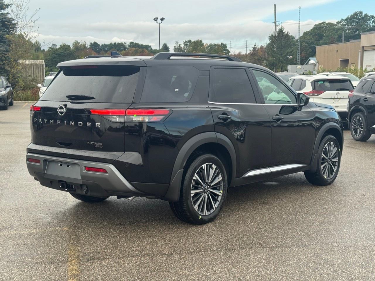 2026 Nissan Pathfinder Platinum 4WD Photo3