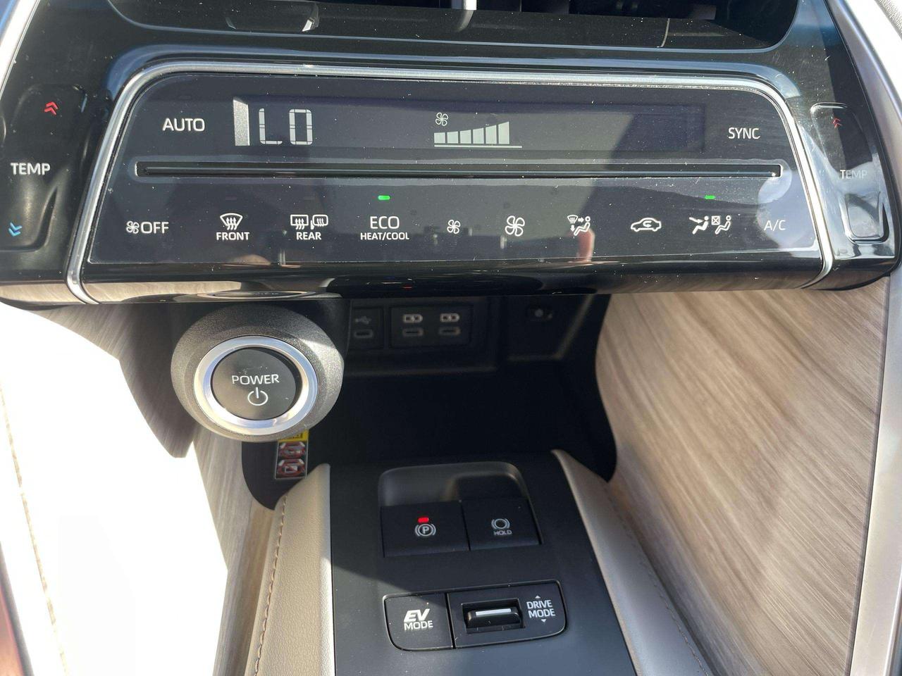 2023 Toyota Venza Limited LIMITED, HYBRID, NAVI, HTD. VENTED SEATS, ROOF, BK. CAM, ALLOYS Photo