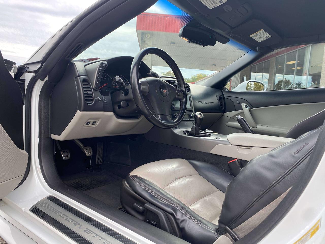 2007 Chevrolet Corvette LEATHER, CONVERTIBLE, MANUAL TRANSMISSION, 6.0L! Photo