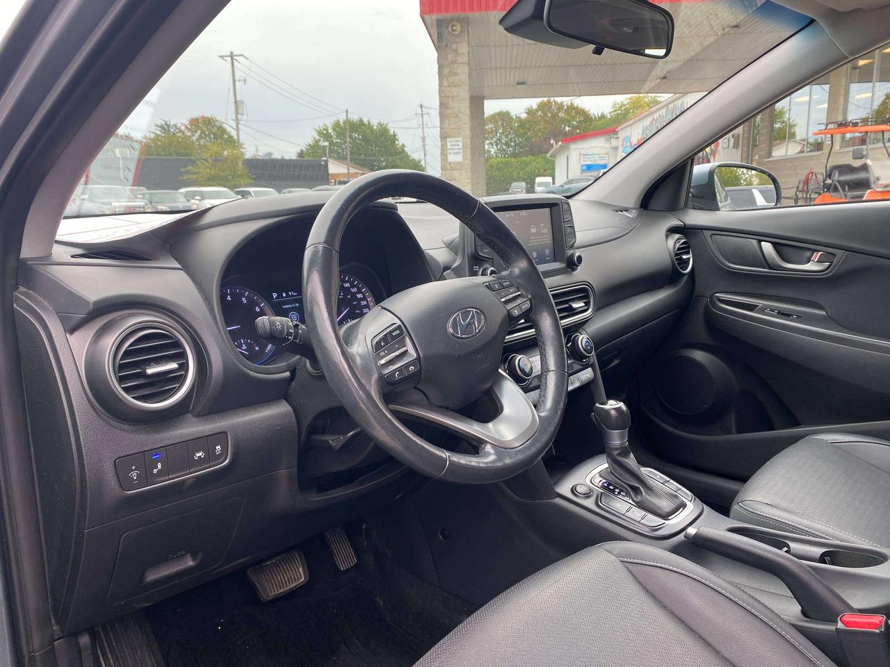 2020 Hyundai KONA LUXURY, SUNROOF, HEATED LEATHER, CLEAN CARFAX! Photo