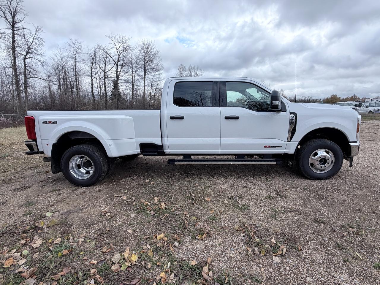 2027 Ford F-350 Super Duty DRW XLT Photo2