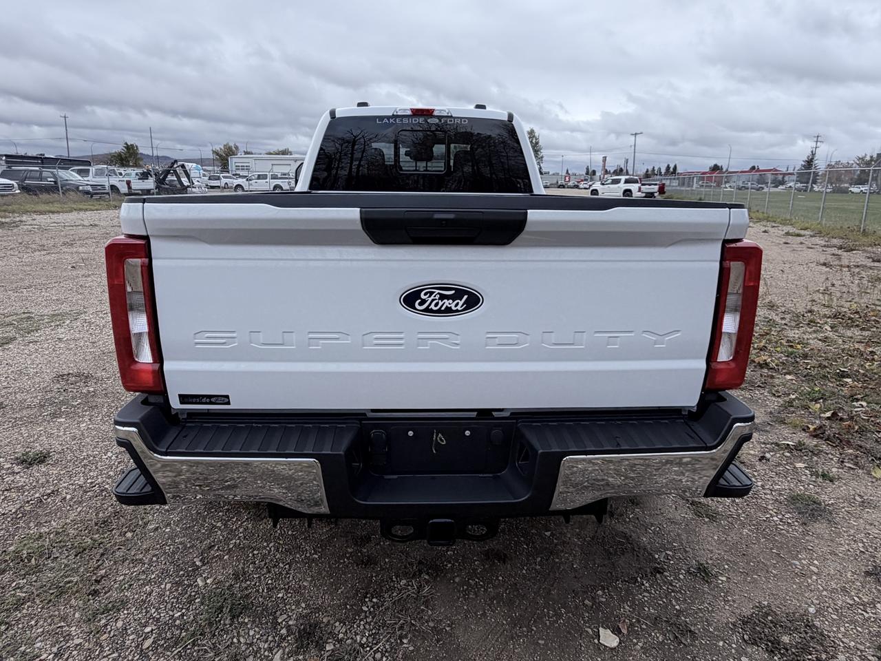 2027 Ford F-350 Super Duty DRW XLT Photo4