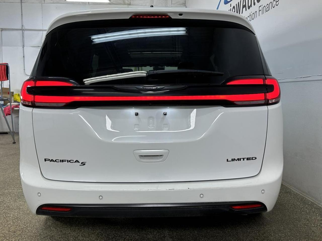 2025 Chrysler Pacifica Limited LIMITED/PANOROOF/LEATHER/ADAPTIVE CRUISE/MORE! Photo