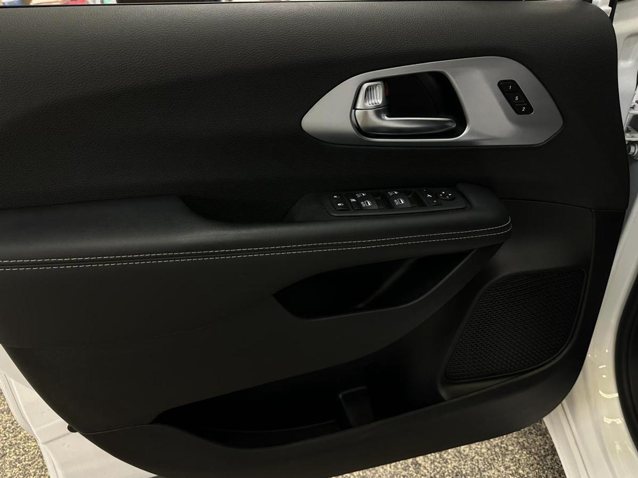 2025 Chrysler Pacifica Limited LIMITED/PANOROOF/LEATHER/ADAPTIVE CRUISE/MORE! Photo