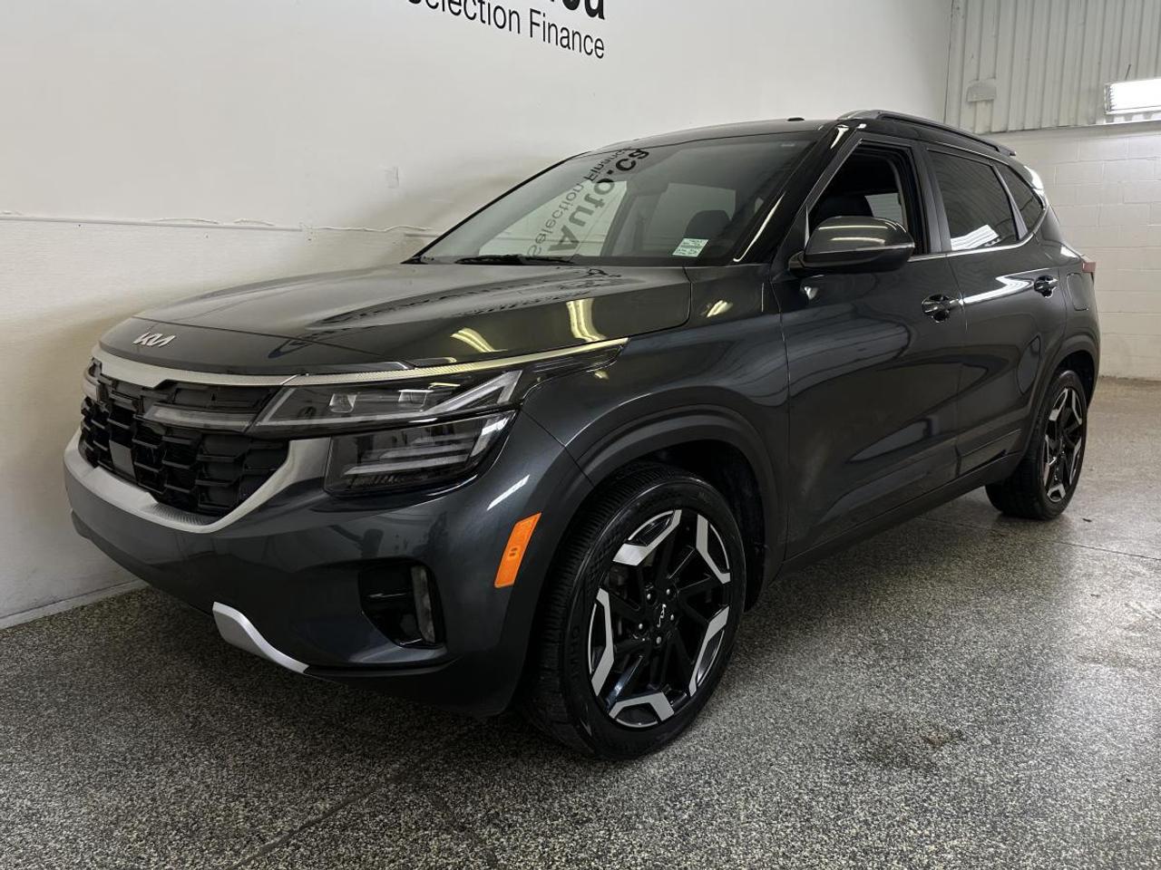 2024 Kia Seltos SX w/Black Interior SX/AWD/NAVI/LEATHER/ROOF/MORE/1 OWNER LEASE RETURN! Photo2