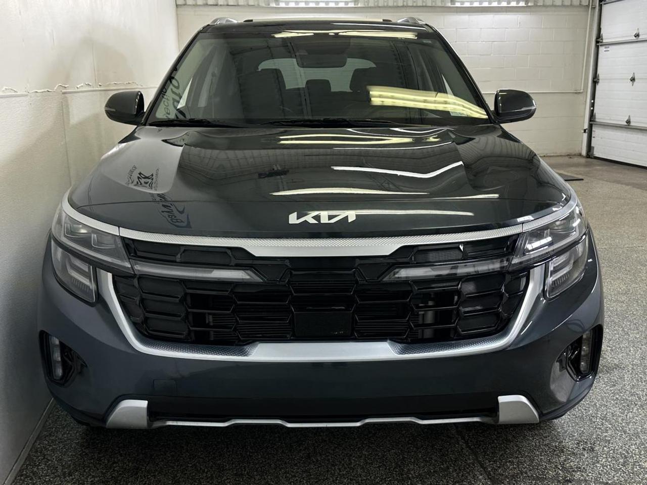 2024 Kia Seltos SX w/Black Interior SX/AWD/NAVI/LEATHER/ROOF/MORE/1 OWNER LEASE RETURN! Photo5