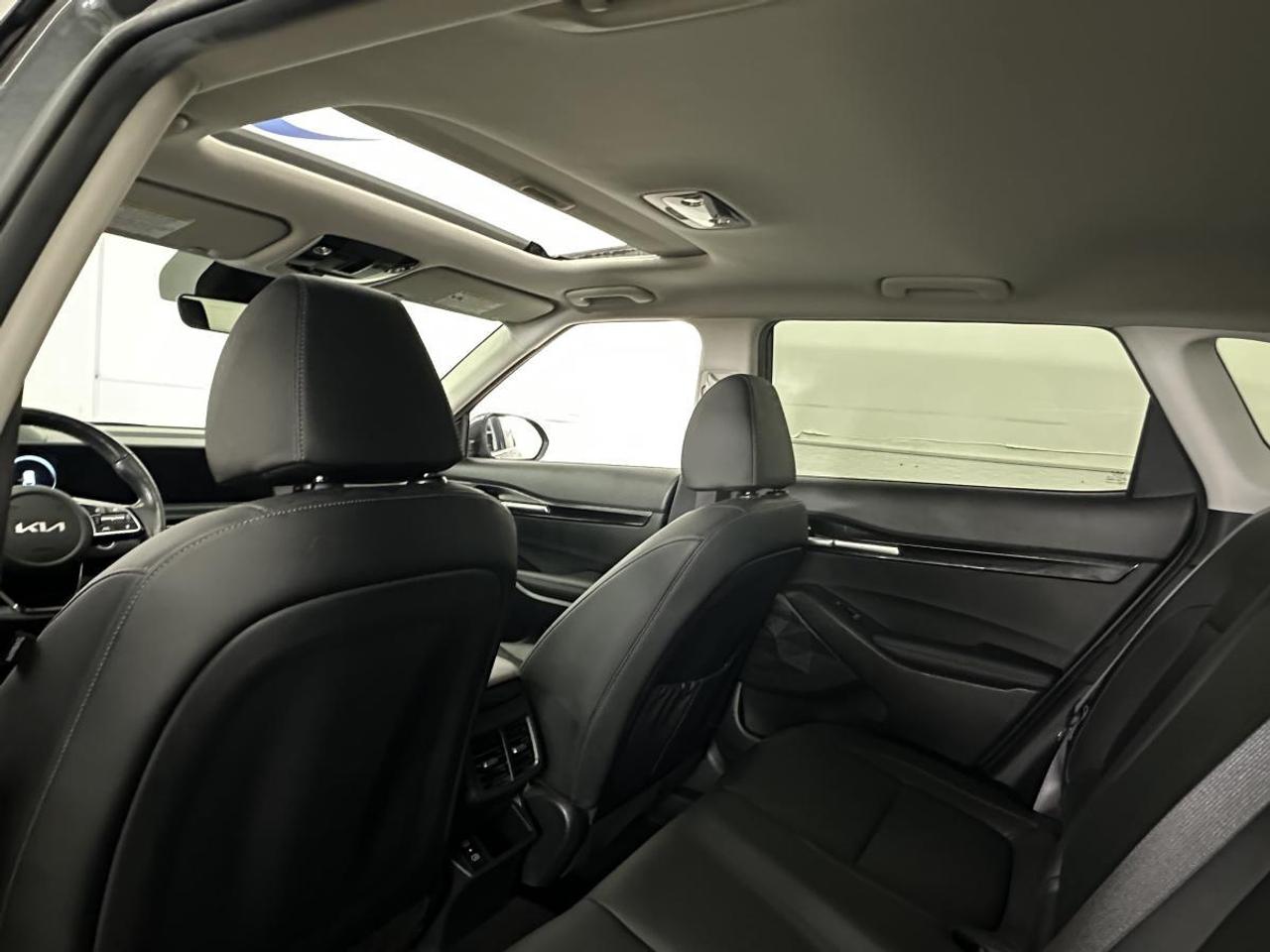 2024 Kia Seltos SX w/Black Interior SX/AWD/NAVI/LEATHER/ROOF/MORE/1 OWNER LEASE RETURN! Photo