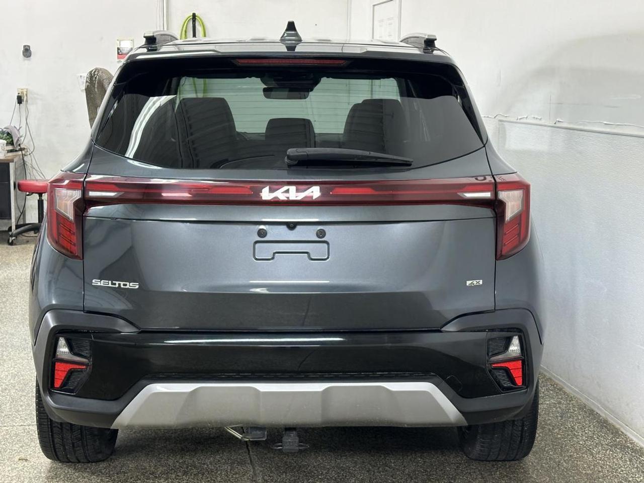 2024 Kia Seltos SX w/Black Interior SX/AWD/NAVI/LEATHER/ROOF/MORE/1 OWNER LEASE RETURN! Photo