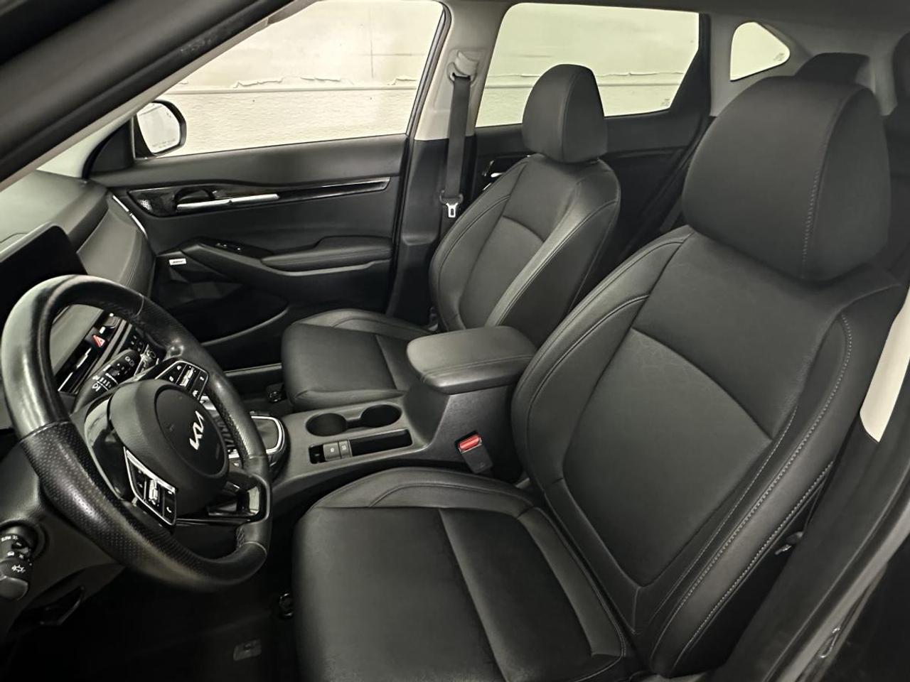 2024 Kia Seltos SX w/Black Interior SX/AWD/NAVI/LEATHER/ROOF/MORE/1 OWNER LEASE RETURN! Photo