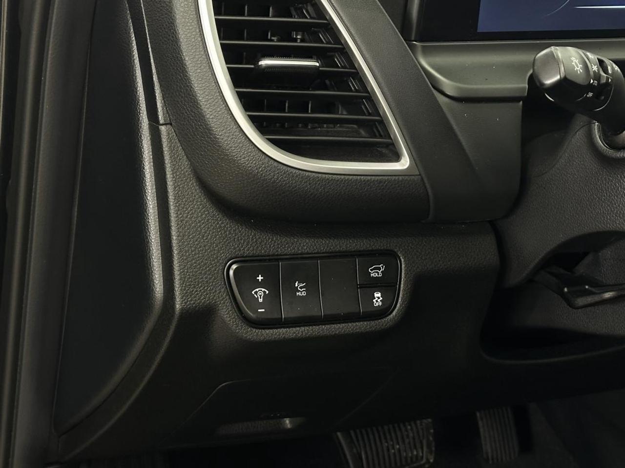 2024 Kia Seltos SX w/Black Interior SX/AWD/NAVI/LEATHER/ROOF/MORE/1 OWNER LEASE RETURN! Photo