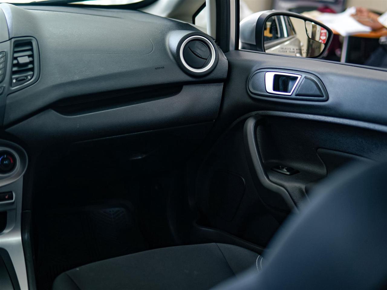 2015 Ford Fiesta SE | HEATED SEATS | BLUETOOTH | NO ACCIDENTS Photo