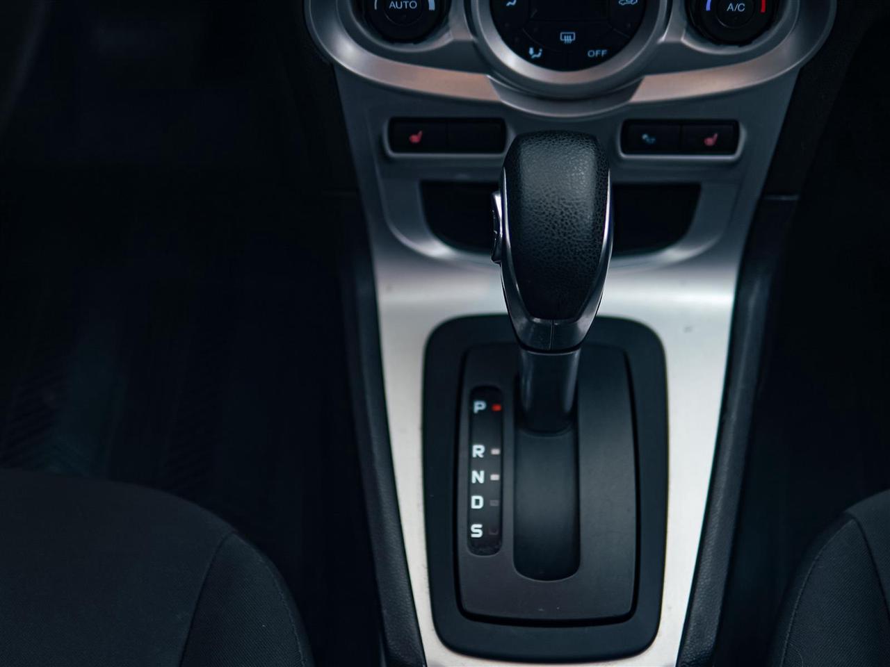 2015 Ford Fiesta SE | HEATED SEATS | BLUETOOTH | NO ACCIDENTS Photo